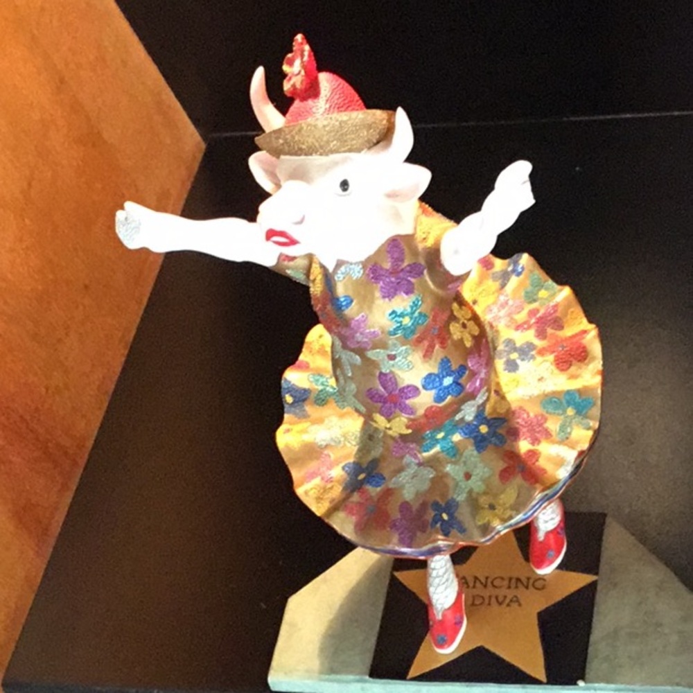 Decorative little cow statuette 💕